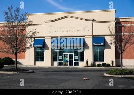 Le contour délavé d'un logo Thomasville Furniture à l'extérieur d'un magasin de détail fermé et abandonné au Pays de Galles du Nord, en Pennsylvanie, le mois de mars Banque D'Images