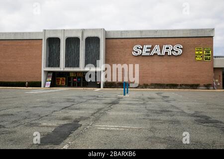 « Store Closing » s'ouvre à l'extérieur d'un magasin de détail Sears situé à Livingston, dans le New Jersey, le 23 mars 2020. Banque D'Images