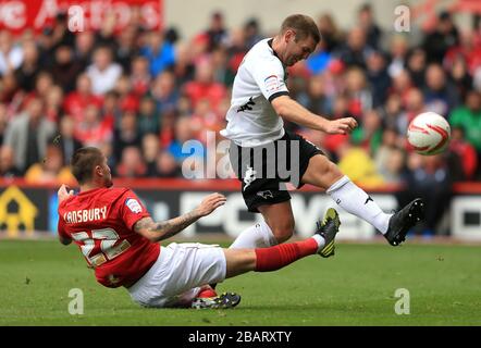 Henri Lansbury de Nottingham Forest et Jake Buxton du comté de Derby Banque D'Images