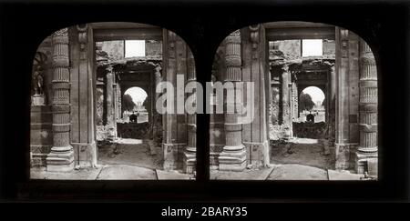 Grande entrée aux Tuileries dans les ruines après la commune de Paris, 1871 Banque D'Images