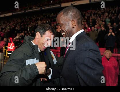 Charlton Athletic's Manager Chris Powell et Watford's Manager Gianfranco Zola avant le match Banque D'Images