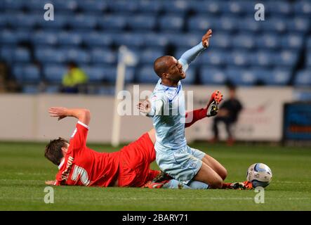 David McGoldrick, de Coventry City, abordé par Stephen Gleeson de Milton Keynes Dons Banque D'Images