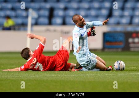 David McGoldrick (r) de Coventry City est traité par Stephen Gleeson de Milton Keynes Dons Banque D'Images