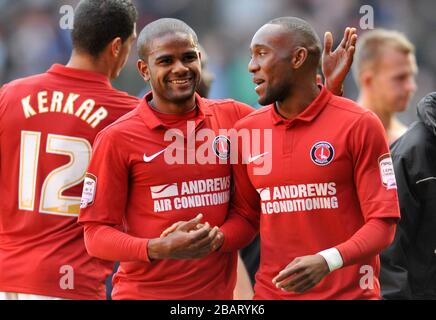 Charlton Athletic Bradley pritchard et Cedric Evina (à droite) après le coup de sifflet final Banque D'Images