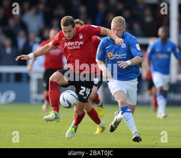 Craig Alcock de Peterborough United et Billy Sharp de Nottingham Forest Banque D'Images