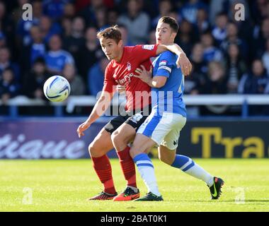 Peterborough United's Shaun Brisley et Chris Cohen de Nottingham Forest (à gauche) Banque D'Images