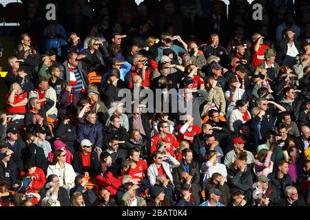 Les fans de Charlton Athletic apprécient le soleil pendant le match contre Blackpool Banque D'Images