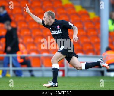 Chris Solly, de Charlton Athletic, célèbre la notation du deuxième but contre Blackpool Banque D'Images