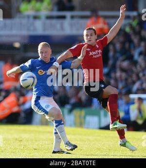 Craig Alcock de Peterborough United et Billy Sharp de Nottingham Forest Banque D'Images