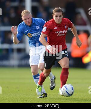 Craig Alcock de Peterborough United et Billy Sharp de Nottingham Forest Banque D'Images