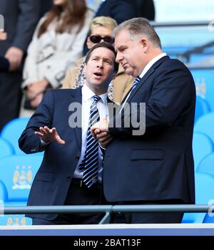 Le directeur général de Manchester City, Graham Wallace (à droite) dans les tribunes Banque D'Images