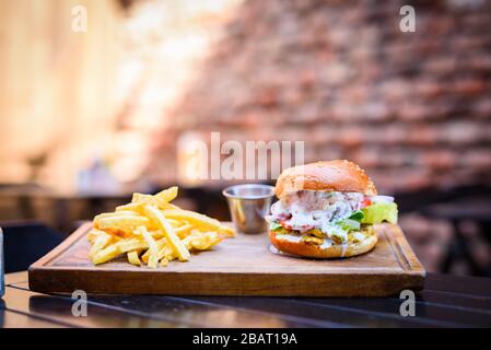 hamburguer avec une bière coold Banque D'Images