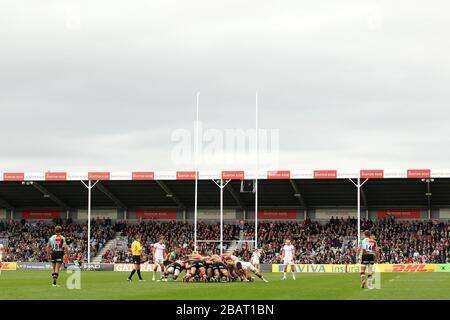 Une vue générale de l'action de match entre Harlequins et Saracens Banque D'Images