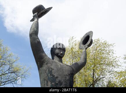 Détail du monument de libération Pays-Bas-Canada : l'homme avec deux chapeaux : au soleil de printemps avec arbre à feuilles. Une version de cette statue de bronze a été installée à Ottawa et à Apeldoom aux Pays-Bas. Une sculpture de Henk Visch. Banque D'Images