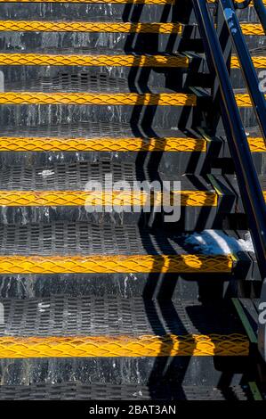 Marches en caoutchouc noir et jaune