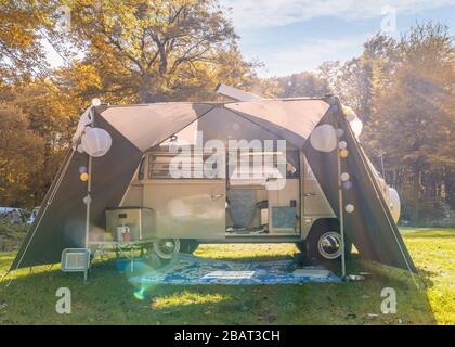 Speulderbos Veluwe Pays-Bas octobre 2017,Hipster rétro minni van dans la forêt d'automne, , camping rétro voiture, minibus pendant les saisons d'automne au Banque D'Images