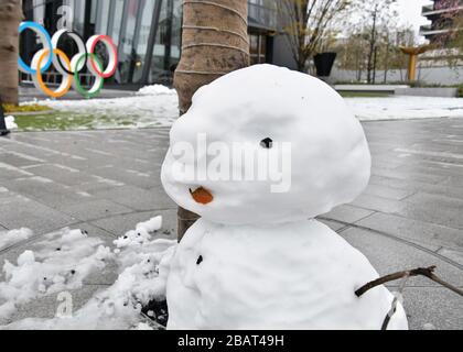 Tokyo, Japon. 29 mars 2020. Snowman est vu près du Stade National à Tokyo, Japon, dimanche 29 mars 2020. C'est la première fois en 32 ans que Tokyo a assisté à l'accumulation de neige mesurant 1 centimètre ou plus à la fin du mois de mars. Photo de Keizo Mori/UPI crédit: UPI/Alay Live News Banque D'Images