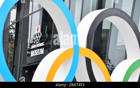 Tokyo, Japon. 29 mars 2020. Les anneaux olympiques sont vus près du stade national de Tokyo, Japon, dimanche 29 mars 2020. C'est la première fois en 32 ans que Tokyo a assisté à l'accumulation de neige mesurant 1 centimètre ou plus à la fin du mois de mars. Photo de Keizo Mori/UPI crédit: UPI/Alay Live News Banque D'Images