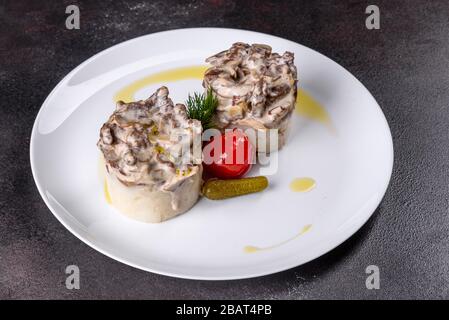 Délicieux strobganoff de bœuf avec purée de pommes de terre. Bœuf avec pomme de terre Banque D'Images