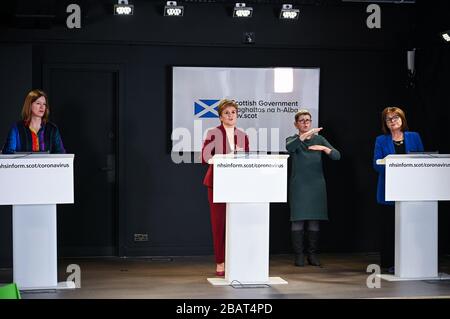 Le premier ministre Nicola Sturgeon (centre) s'est exprimé lors d'un exposé sur le coronavirus à la maison St Andrews à Édimbourg avec le médecin-hygiéniste en chef de l'Écosse, le Dr Catherine Calderwood (à gauche) et le secrétaire à la Santé, Jeane Freeman (à droite). Banque D'Images