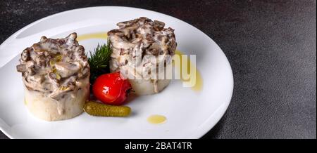 Délicieux strobganoff de bœuf avec purée de pommes de terre. Bœuf avec pomme de terre Banque D'Images