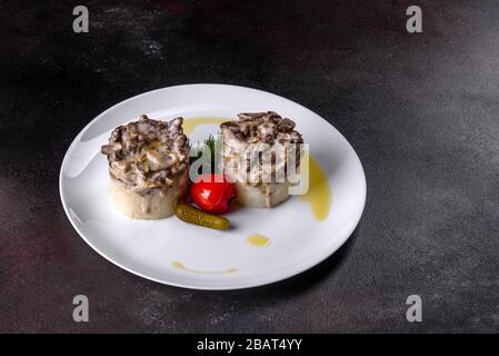 Délicieux strobganoff de bœuf avec purée de pommes de terre. Bœuf avec pomme de terre Banque D'Images