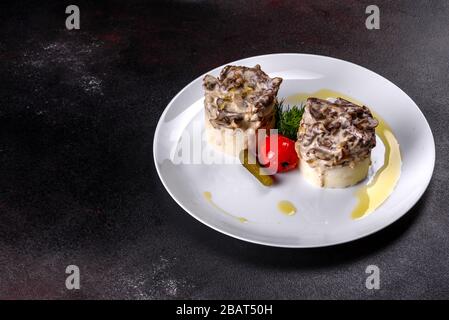 Délicieux strobganoff de bœuf avec purée de pommes de terre. Bœuf avec pomme de terre Banque D'Images