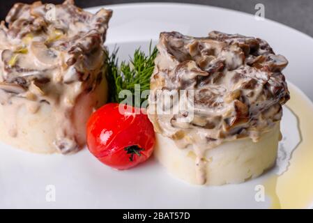 Délicieux strobganoff de bœuf avec purée de pommes de terre. Bœuf avec pomme de terre Banque D'Images