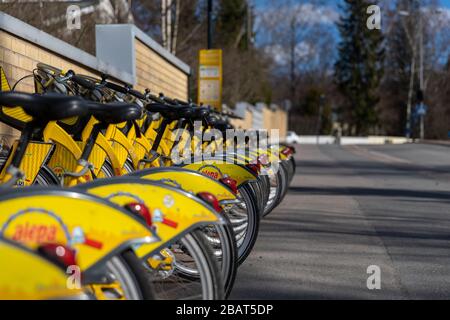 Les Citybikes sont de retour dans la rue après une pause d'hiver à Espoo sans personne Banque D'Images