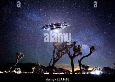 Observation d'OVNIS minuit au parc national de Joshua Tree, Californie, États-Unis Banque D'Images