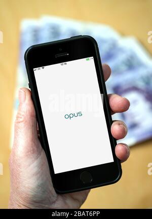 Une femme utilisant l'application carte de crédit Opus sur un téléphone mobile. (Usage éditorial uniquement) Banque D'Images