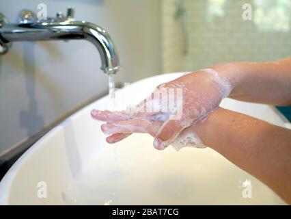 Gros plan sur les mains de lavage des enfants Banque D'Images