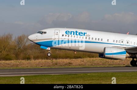 Entrez dans Air Boeing 737, SP-ENV, au départ de l'aéroport de Manchester Banque D'Images