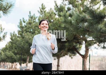 une femme active et gaie qui se trouve dans le parc. restez motivée mais ne brisez pas les règles Banque D'Images