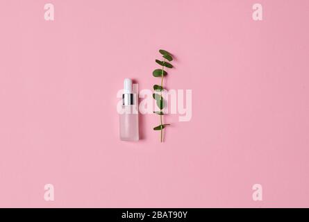 Soins de beauté. Acide lactique et plante isolée sur la vue de dessus rose Banque D'Images