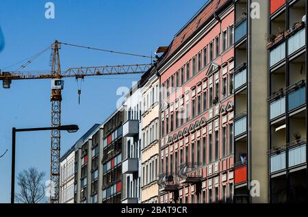 Berlin, Allemagne. 24 mars 2020. Les façades de bâtiments anciens et nouveaux de Friedrichshain. Crédit: Jens Kalaene/dpa-Zentralbild/ZB/dpa/Alay Live News Banque D'Images