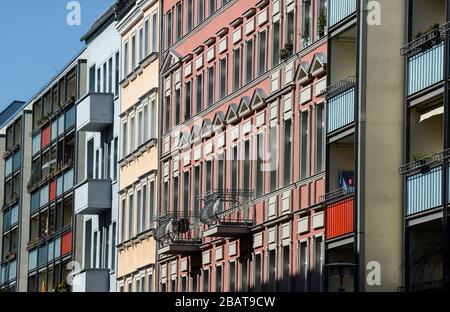 Berlin, Allemagne. 24 mars 2020. Les façades de bâtiments anciens et nouveaux de Friedrichshain. Crédit: Jens Kalaene/dpa-Zentralbild/ZB/dpa/Alay Live News Banque D'Images