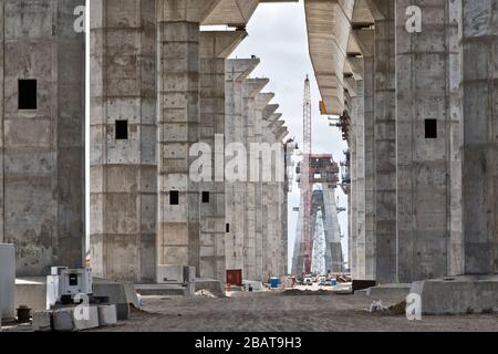 Colonnes de soutien coudées et droites, construction du nouveau pont du port de Corpus Christi, Corpus Christi, Texas Banque D'Images