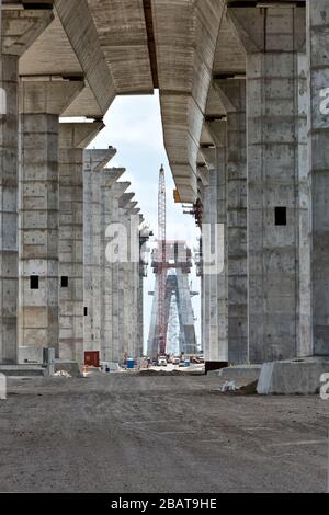 Colonnes de soutien coudées et droites, construction du nouveau pont du port de Corpus Christi, Corpus Christi, Texas Banque D'Images