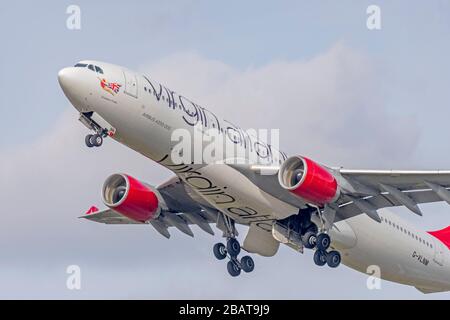 Le G-VLNM de Virgin Atlanic A330 « champs de chalurier » part de l'aéroport de Manchester Banque D'Images