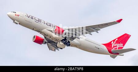 Le G-VLNM de Virgin Atlanic A330 « champs de chalurier » part de l'aéroport de Manchester Banque D'Images