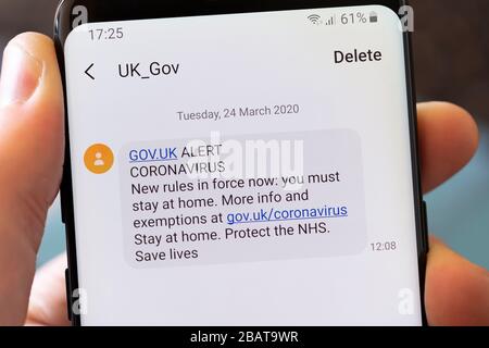 Message texte officiel du gouvernement britannique disant aux gens de rester à la maison, de protéger le NHS et de sauver des vies pendant l'épidémie de Coronavirus Covid 19 Banque D'Images