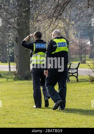 Édimbourg, Royaume-Uni. 29 mars 2020 photo : patrouille de police du parc Inverleith à Édimbourg pour disperser les gens qui se rassemblent en petits groupes pendant la crise de Covid-19. Crédit : Rich Dyson/Alay Live News Banque D'Images