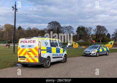 Édimbourg, Royaume-Uni. 29 mars 2020 photo : patrouille de police du parc Inverleith à Édimbourg pour disperser les gens qui se rassemblent en petits groupes pendant la crise de Covid-19. Crédit : Rich Dyson/Alay Live News Banque D'Images