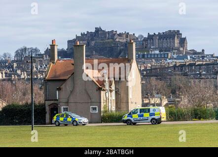 Édimbourg, Royaume-Uni. 29 mars 2020 photo : patrouille de police du parc Inverleith à Édimbourg pour disperser les gens qui se rassemblent en petits groupes pendant la crise de Covid-19. Crédit : Rich Dyson/Alay Live News Banque D'Images