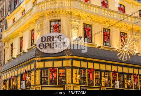 Immeuble du restaurant Drug Opera dans la rue Grétry, Grand place, dans le centre historique de la ville de bruxelles à l'heure de Noël - Bruxelles, Belgiu Banque D'Images