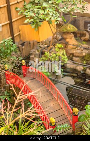 tokyo, japon - 02 mars 2020: Un sanglier doré orné de la balustrade du pont de Taikobashi au-dessus de l'étang de Shinji-in au temple de Shinjo-in situé dans Banque D'Images