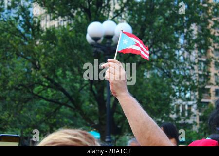 Des dizaines de manifestants se sont rassemblés à la suite de la démission du gouverneur de Porto Rico Ricardo A. Rosselló à Union Square à Manhattan le 24 JUILLET 2019 à New Banque D'Images