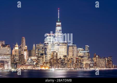 Vue aérienne de la ville de New York New York Lower Manhattan gratte-ciel gratte-ciel construit paysage urbain centre-ville au crépuscule plus ensoleillé du New Jersey. Le bas de Manhattan est le TH Banque D'Images