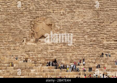 Entrée à la Pyramide de Khufu, la Grande Pyramide de Gizeh, sur le plateau de Gizeh au Caire, Egypte. Banque D'Images